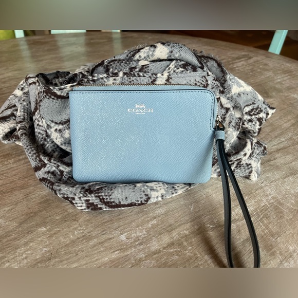 Authentic Coach wristlet in excellent condition. - Picture 1 of 5